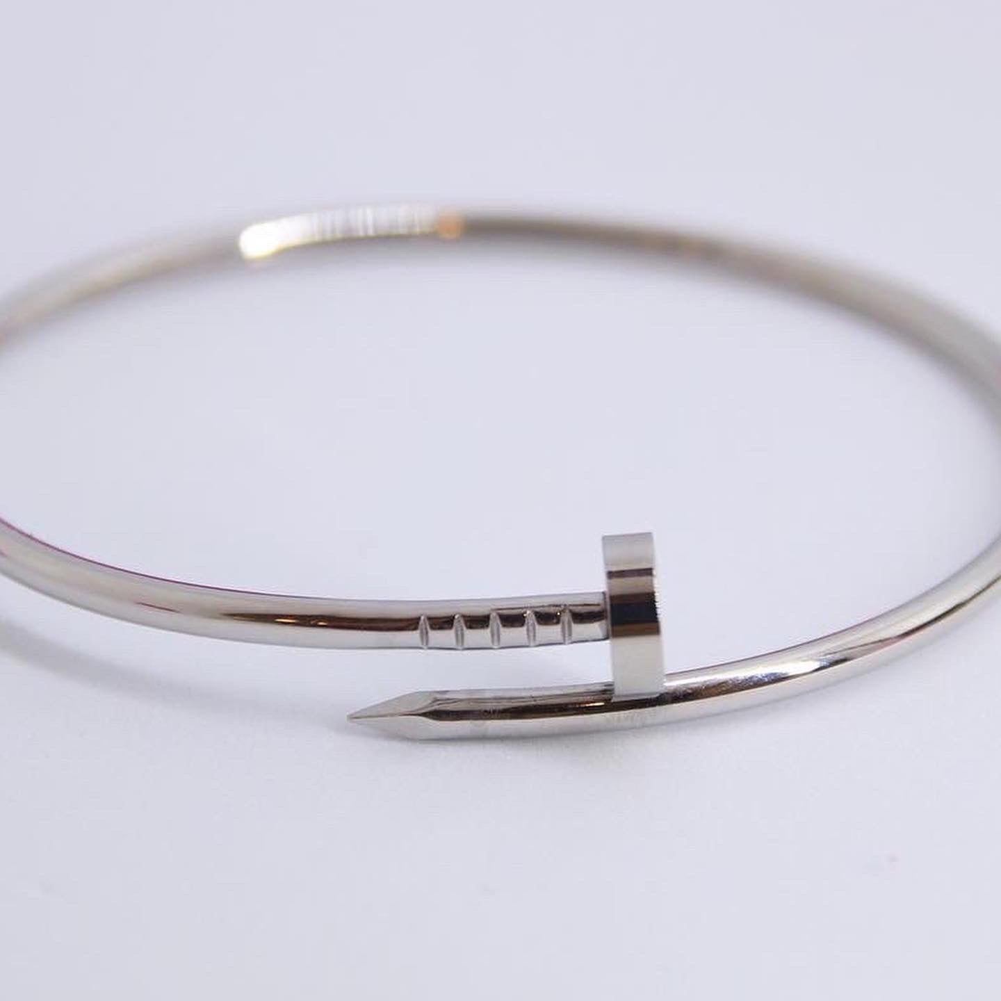Cartier  bracelet AAA